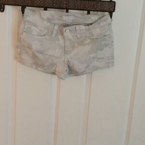 Ladies Levi's camo shorts size 27